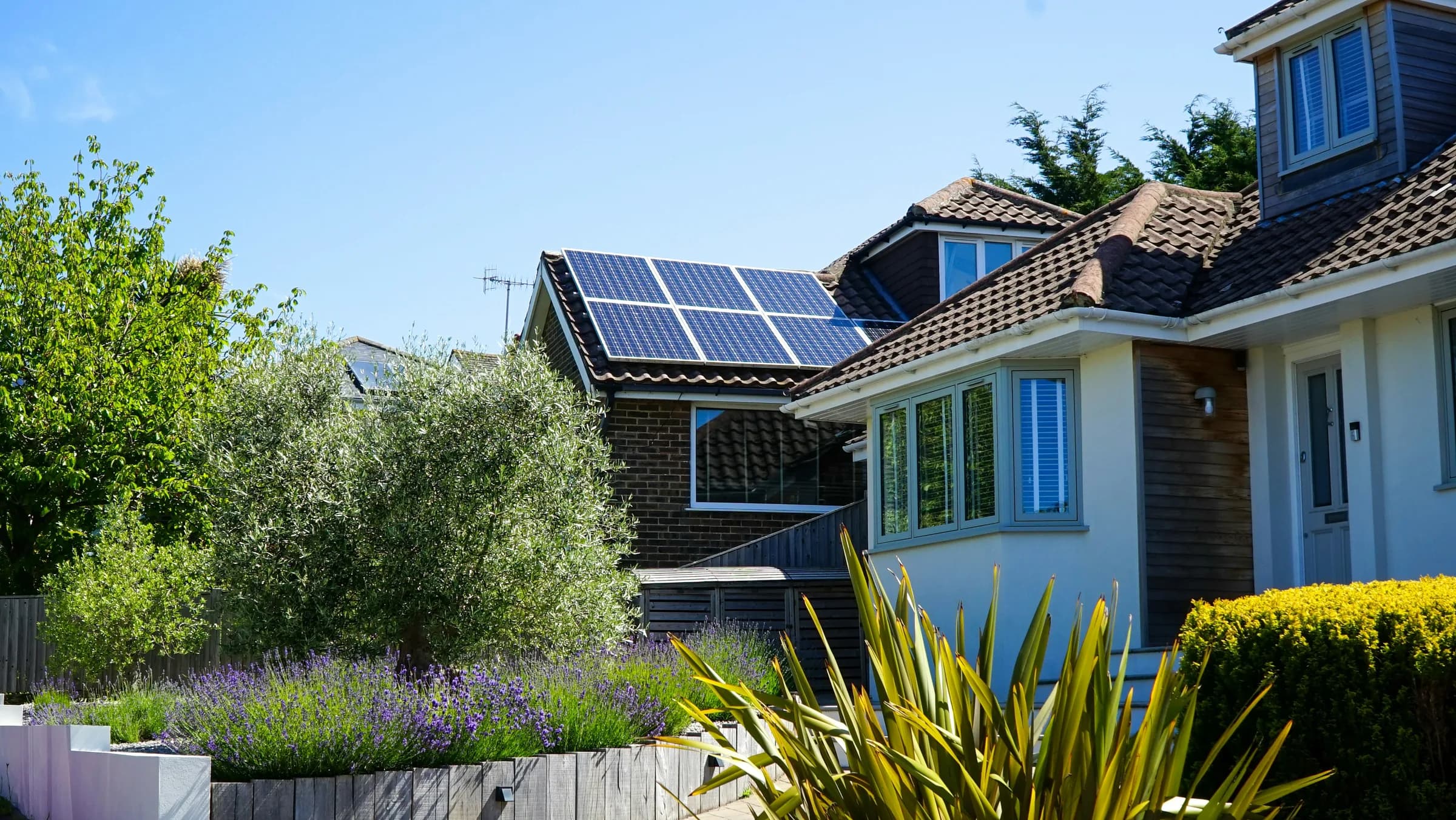 Kuće sa solarnim panelima u prigradskom naselju