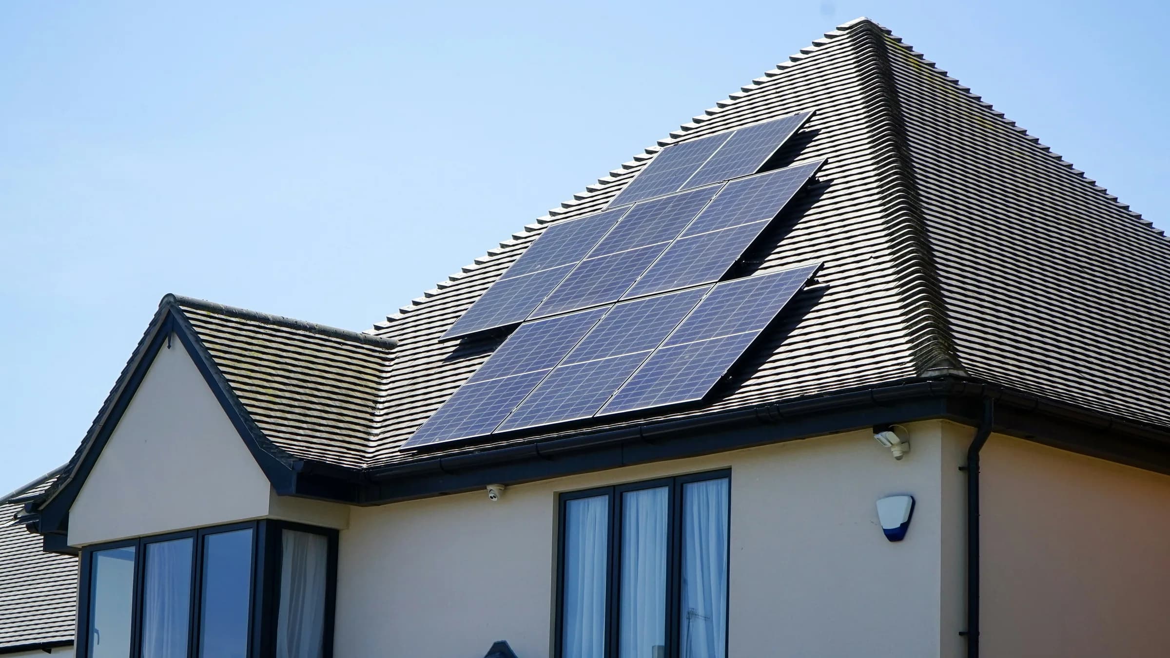 Ugradnja solarnih panela na kosom krovu porodične kuće