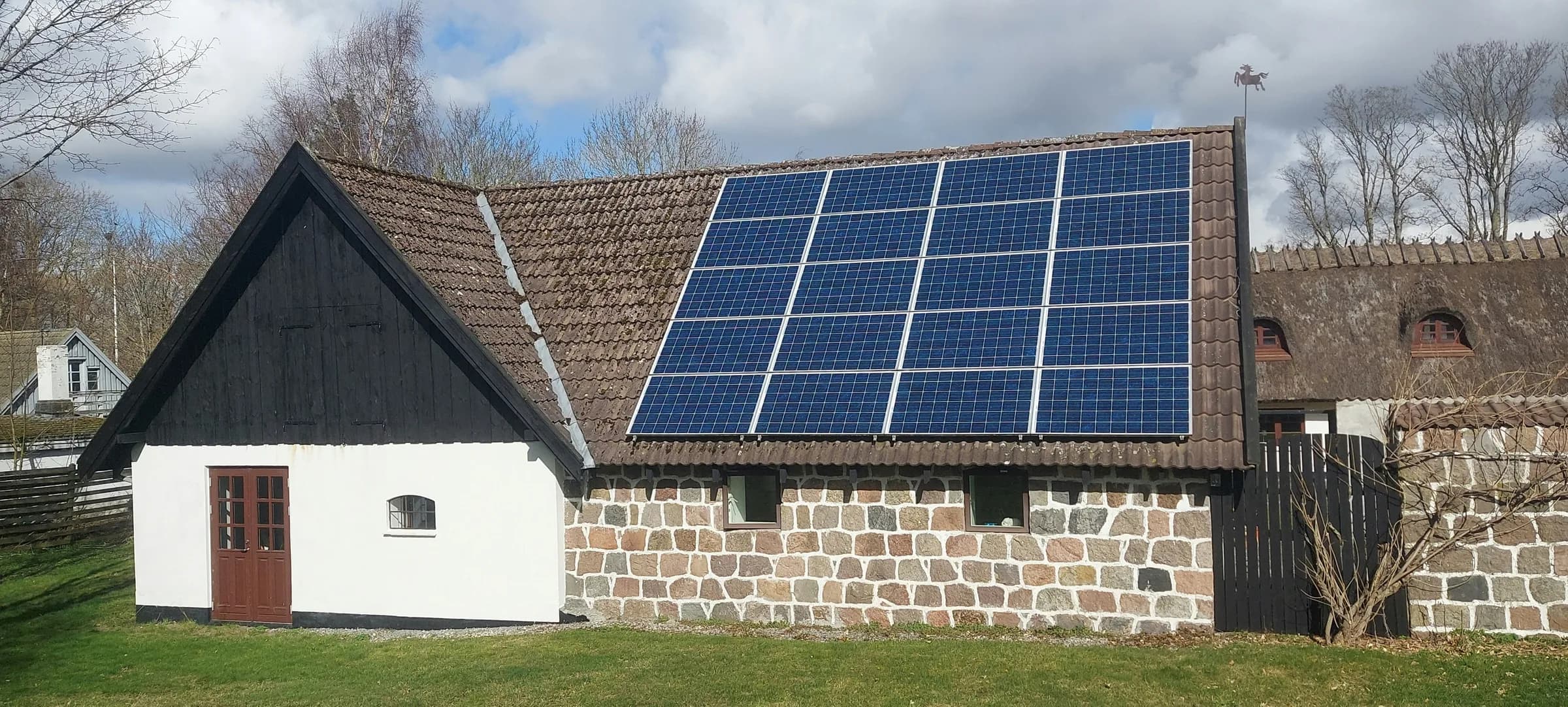 Solarni paneli na krovu seoske kuće